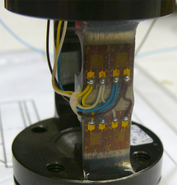 Force transducer with strain gauges